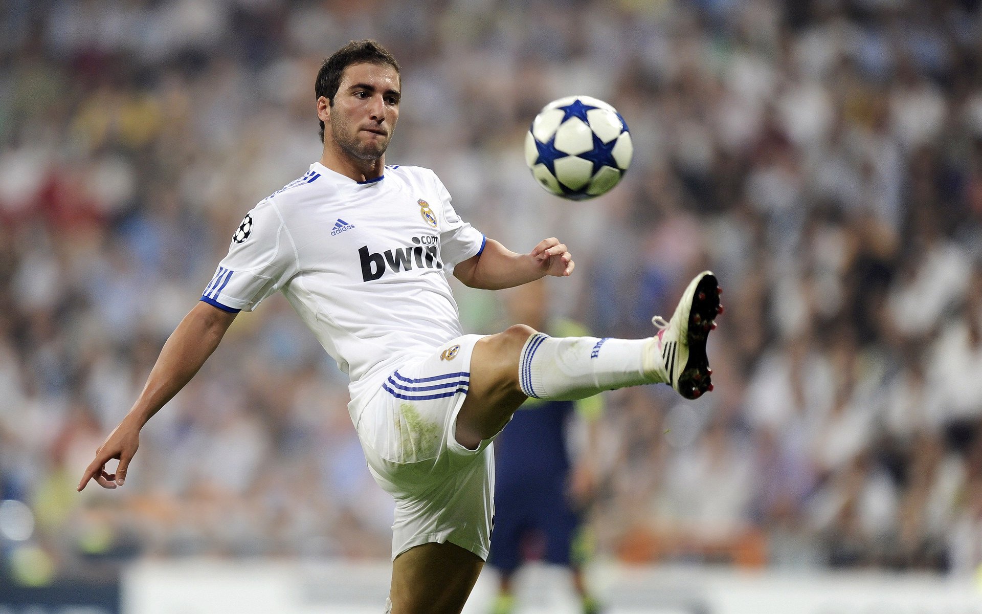 电竞热潮席卷全球,职业联赛观众破亿,新兴体育产业迎来黄金时代